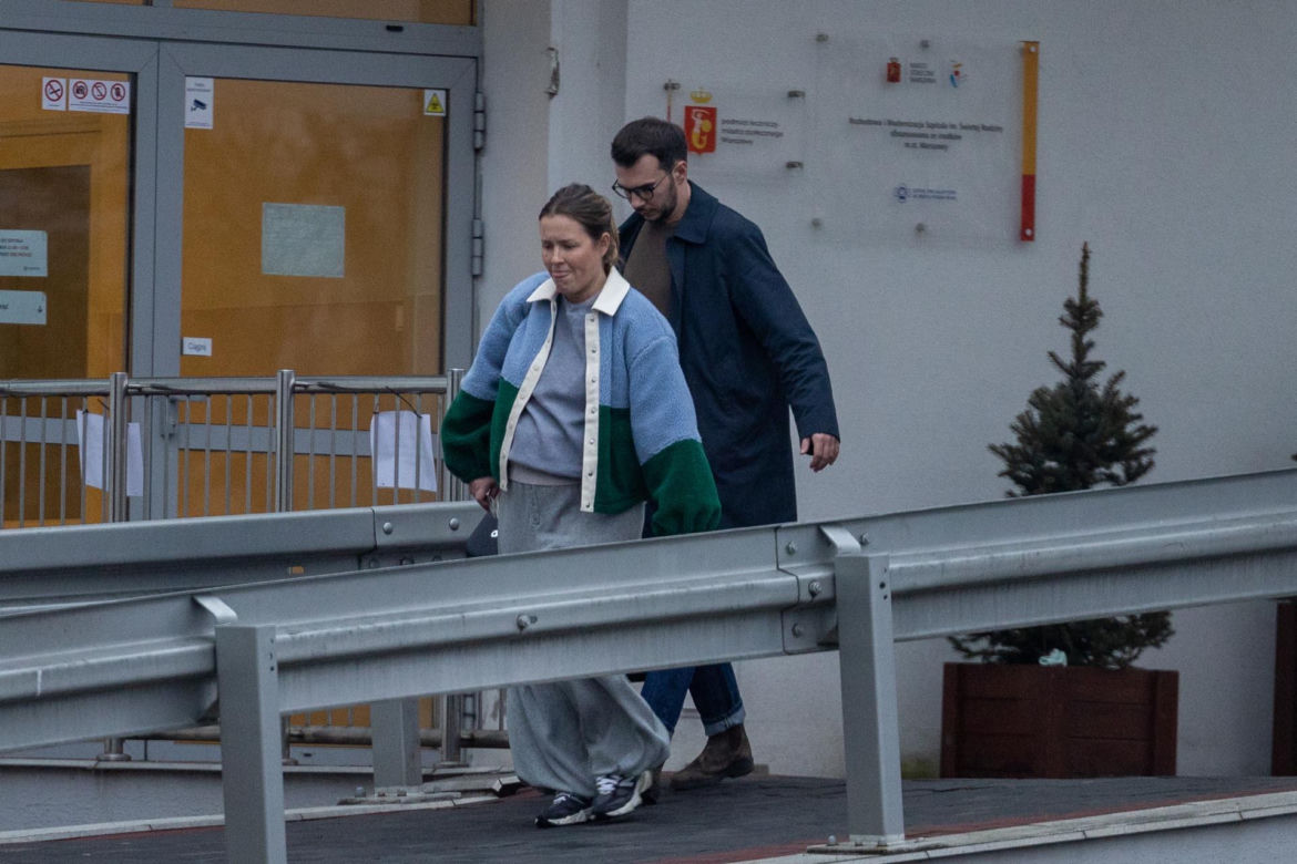 Olga Frycz wychodzi z dzieckiem ze szpitala
