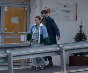 Olga Frycz wychodzi z dzieckiem ze szpitala