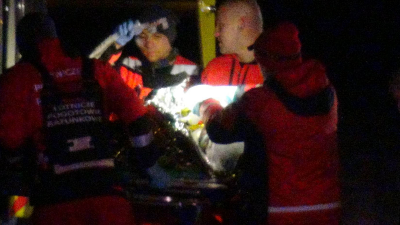 Gigantyczny pożar domku jednorodzinnego w Legionowie. 55-letni Tadeusz trafił do szpitala z poparzeniami całego ciała
