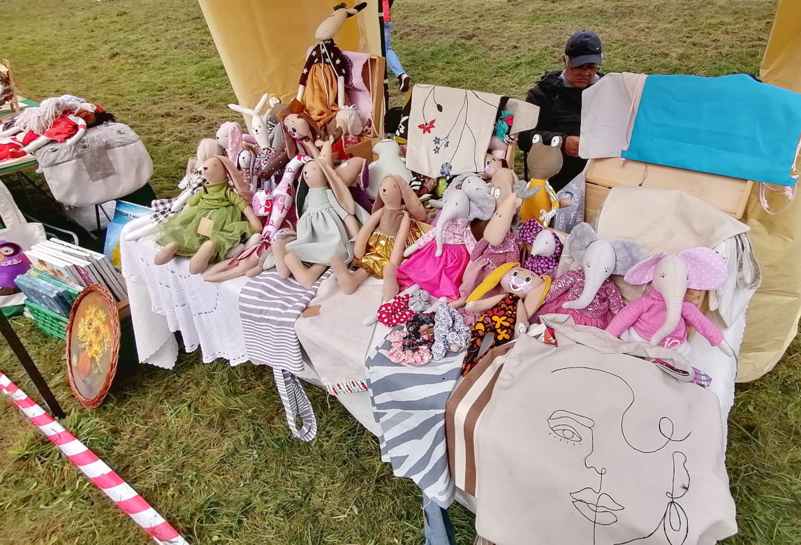 Pomarańczowi rowerzyści najechali zamek w Szymbarku