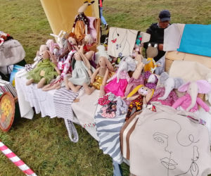 Pomarańczowi rowerzyści najechali zamek w Szymbarku