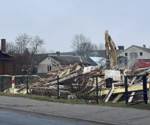 Rozbiórka domu Wesołowskich z Wyryków. Coś się w końcu ruszyło. Taki prezent na święta.