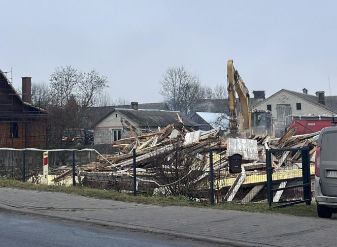 Rozbiórka domu Wesołowskich z Wyryków. "Coś się w końcu ruszyło. Taki prezent na święta".