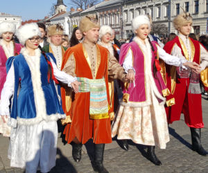 Nowy Sącz: Tak się bawią na 100 dni przed maturą! 500 par zatańczyło poloneza 