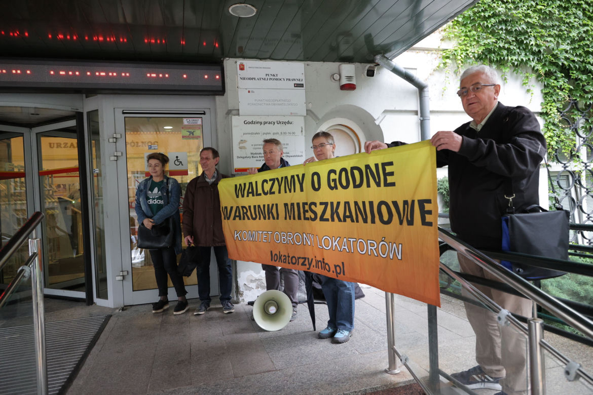Mieszkańcy pod Urzędem Dzielnicy Praga-Północ