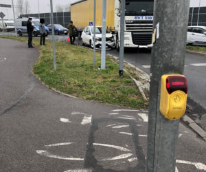 Wypadek w Toruniu. Tir zahaczył o pojazd szkoły jazdy