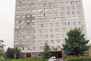 Matka piła, dziecko wypadło z 8. piętra