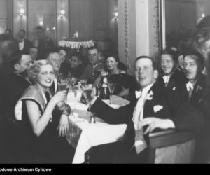 Rozmyte twarze i ukryta historia. Tajemnica zdjęcia z balu sylwestrowego 1933 roku