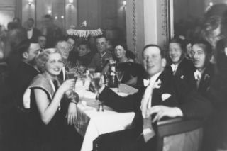 Rozmyte twarze i ukryta historia. Tajemnica zdjęcia z balu sylwestrowego 1933 roku