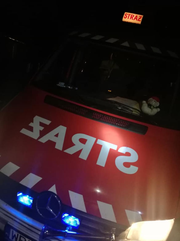 Płock. Zdemolował ogrodzenie i zatrzymał się tuż przed domem! Poszukuje go policja! [ZDJĘCIA]