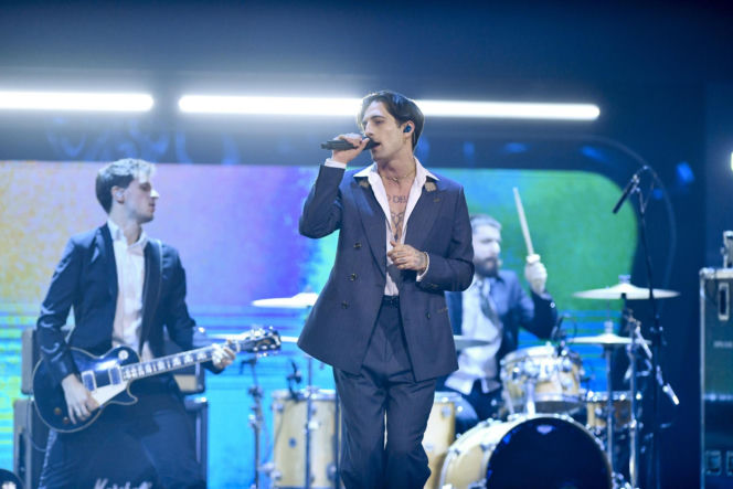 Artysta wykonał przedpremierowo singiel "Next Summer"