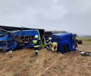 Zderzenie TIR-a z pociągiem! Wykoleiło się 8 wagonów, nie żyje kierowca TIR-a