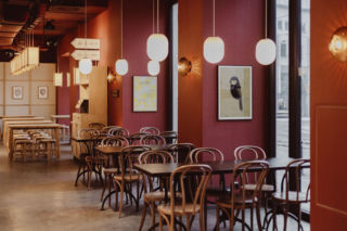 Secesja, parowozy i koktajle. Wnętrza nowego food hallu w historycznej kamienicy w centrum Poznania