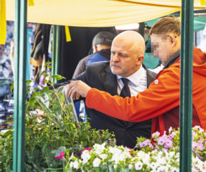 Paweł Kowal na targu