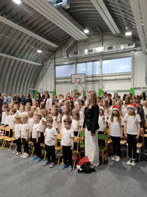 Dzieci z podstawówki w Pniewie mogą korzystać z nowej hali sportowej