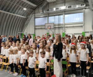 Dzieci z podstawówki w Pniewie mogą korzystać z nowej hali sportowej