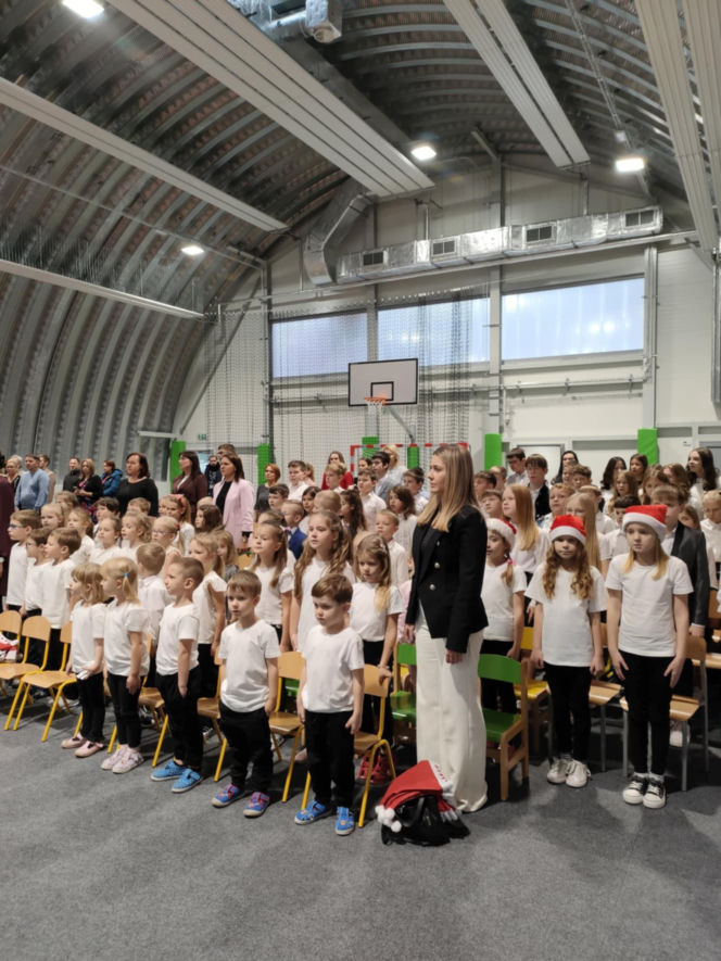 Dzieci z podstawówki w Pniewie mogą korzystać z nowej hali sportowej