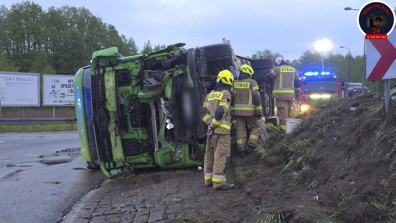 Ciężarówka przewróciła się na rondzie pod Otwockiem. Kierowca wjechał prosto w kopiec! 