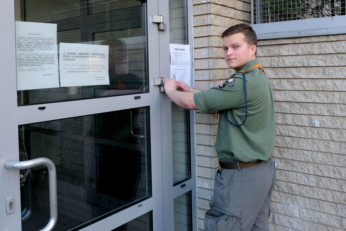 Harcerze pomagają seniorom w codziennych obowiązkach