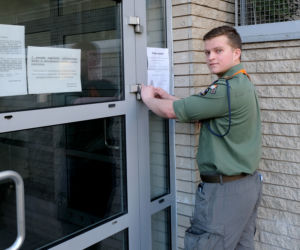 Harcerze pomagają seniorom w codziennych obowiązkach