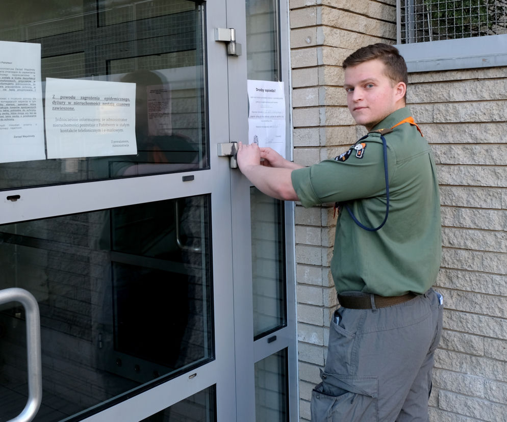 Harcerze pomagają seniorom w codziennych obowiązkach