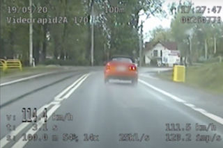 Kierowcy przegięli w zabudowanym i pożegnali się z uprawnieniami - WIDEO