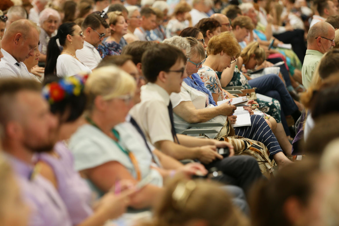 Kongres Świadków Jehowy 2024. W niedzielnych wydarzeniach wzięły udział tłumy
