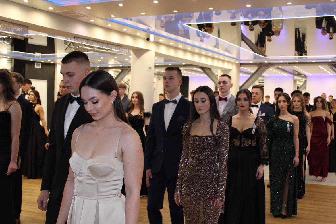 Bal studniówkowy 2024 II Liceum Ogólnokształcącego w Starachowicach