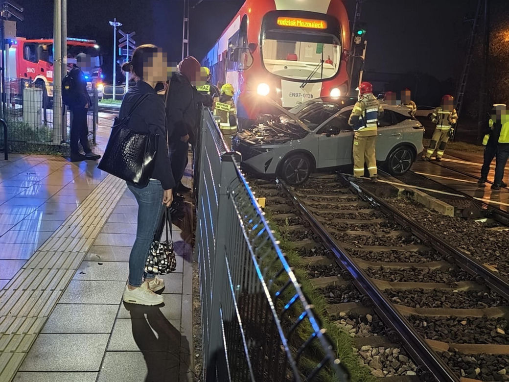 Nie obchodził go znak STOP. Nissanem wjechał wprost pod pociąg WKD