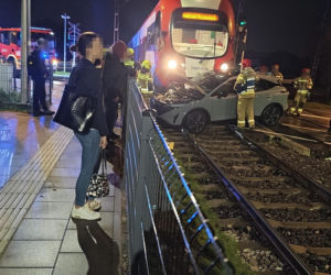 Nie obchodził go znak STOP. Nissanem wjechał wprost pod pociąg WKD