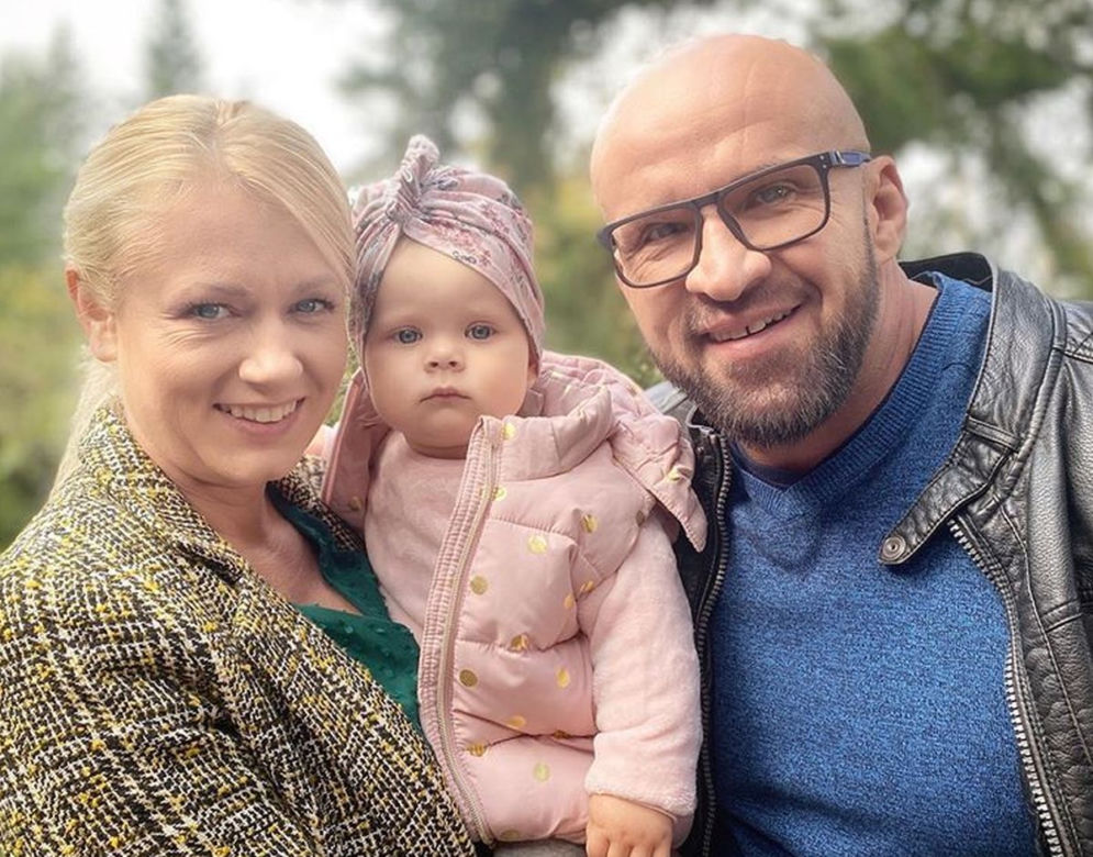 M jak miłość. Andrzejek (Tomasz Oświeciński), Marzenka (Olga Szomańska), ich córka Kalinka