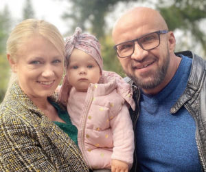 M jak miłość. Andrzejek (Tomasz Oświeciński), Marzenka (Olga Szomańska), ich córka Kalinka