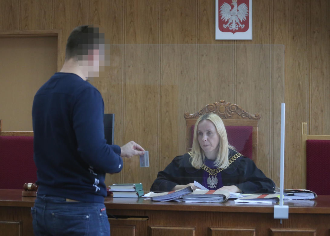 Tak zatrzymywali Patryka D. Policjanci zeznali przed sądem jak wyprowadzali z mieszkania kierowcę białego porsche