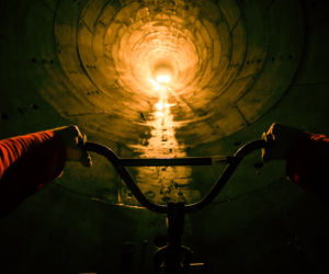 Szalał na BMX w tunelu pod dnem Wisły