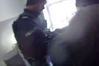 Pożar kamienicy w Szczecinie. Policjanci wynieśli z budynku starszego mężczyznę