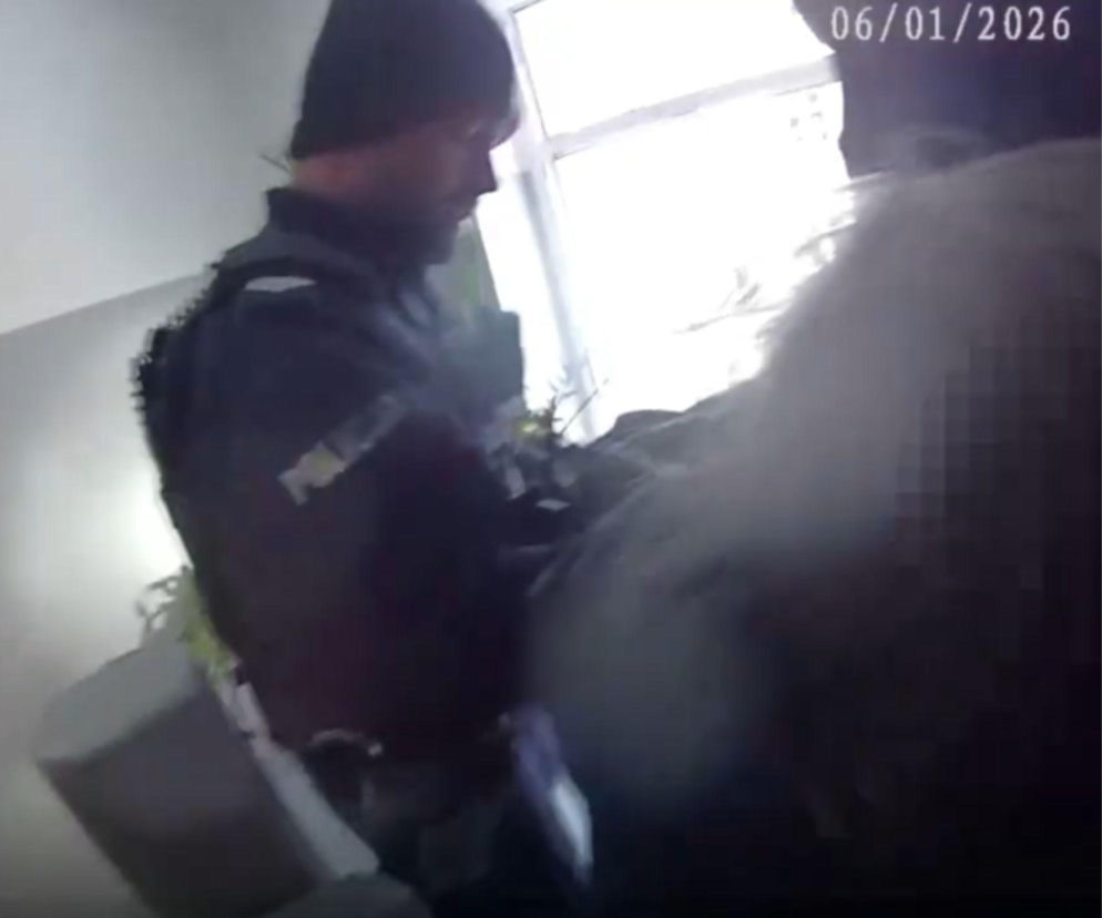 Pożar kamienicy w Szczecinie. Policjanci wynieśli z budynku starszego mężczyznę