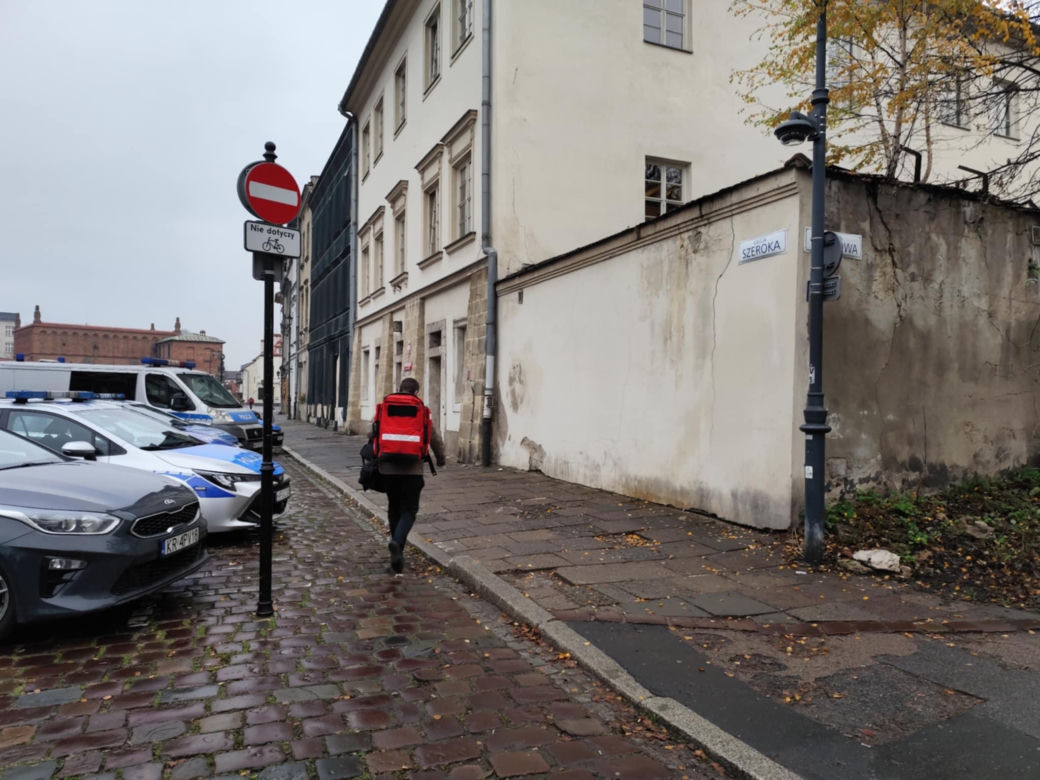 Kraków. Wyrwał policjantom broń i strzelił na komisariacie. Mężczyzna nie żyje, zginęła też jego partnerka