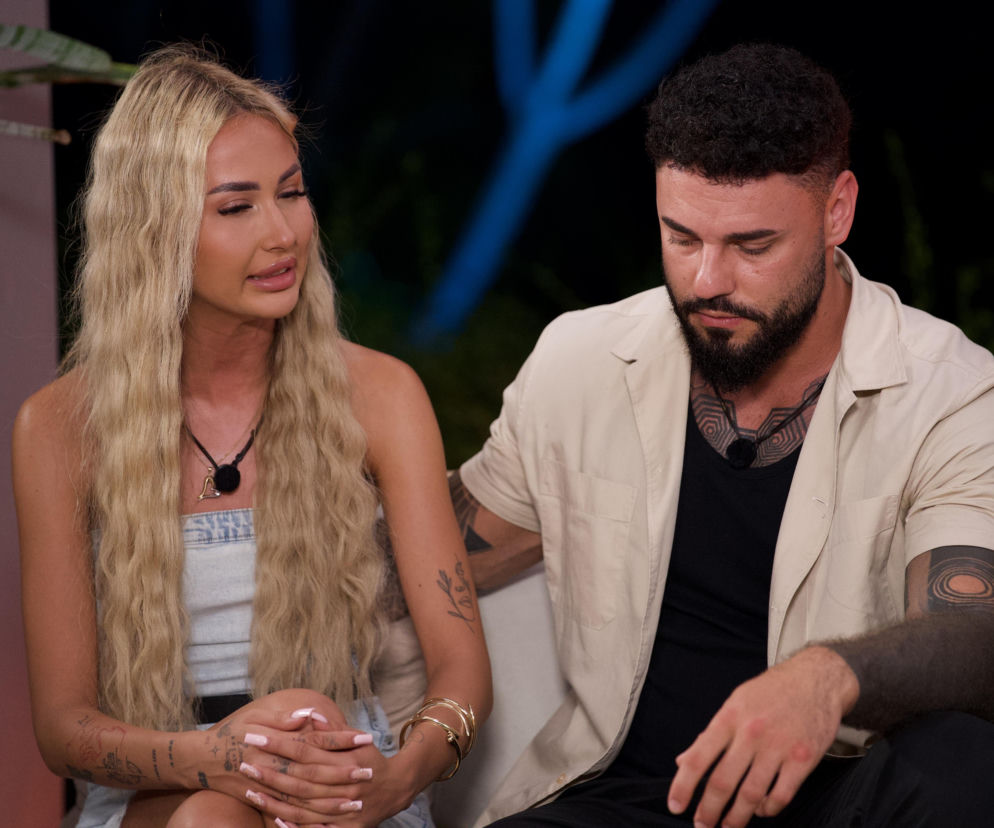 Smutna Wiktoria i Fifi siedzą obok siebie. O dramacie w Hotelu Paradise przeczytasz na VOX FM.