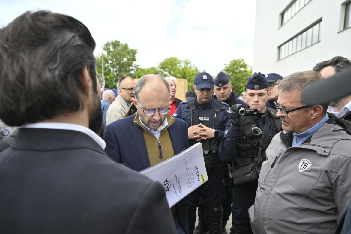 Komornicy na Modlińskiej. Nerwowe starcie przy hali na Białołęce. Ostry konflikt kupców z zarządcą hali
