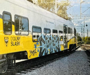 Niszczył farbą pociągi w powiecie rawickim. Przyjeżdżał specjalnie z Wrocławia