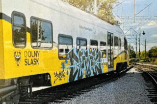 Niszczył farbą pociągi w powiecie rawickim. Przyjeżdżał specjalnie z Wrocławia