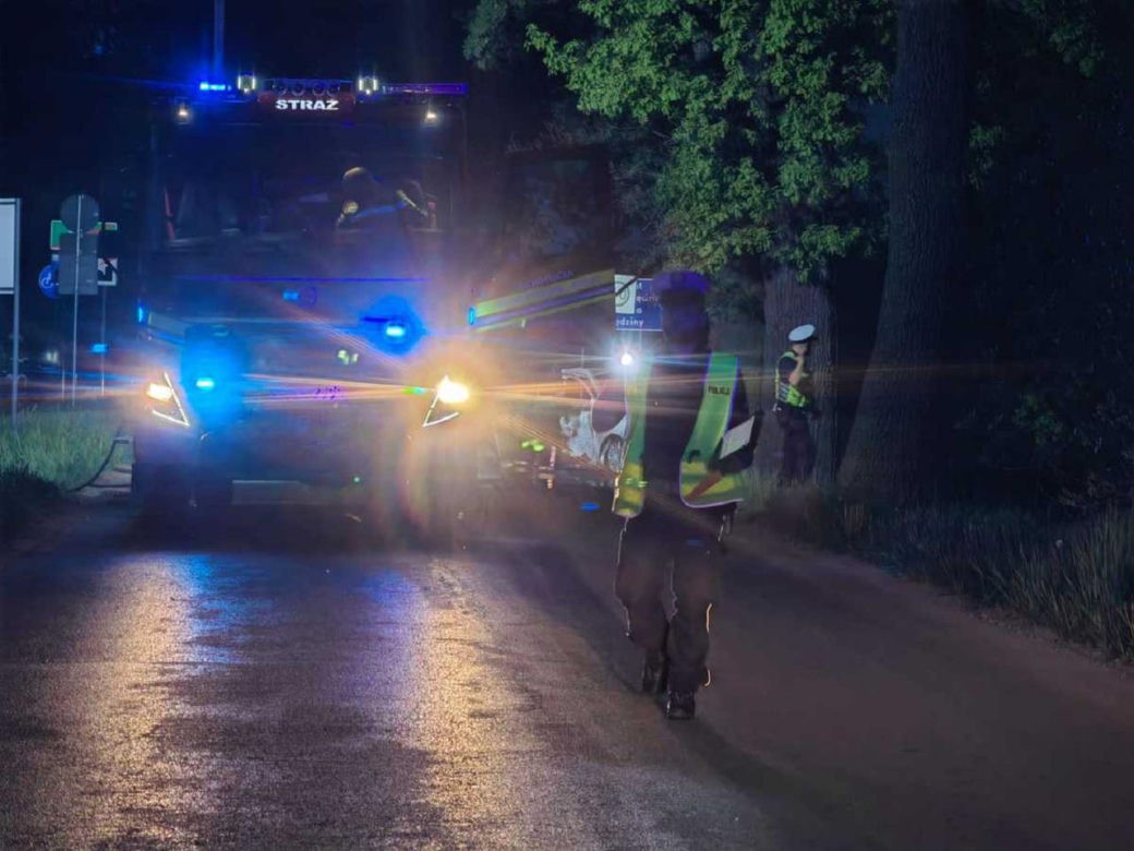 Tragedia w Tychach. Volkswagen wbił się w drzewo! Kierowca nie miał szans