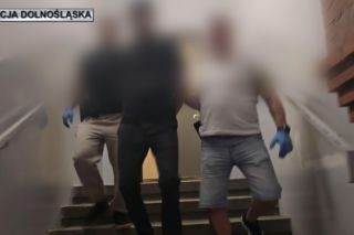 Zasnęła na tylnym siedzeniu taksówki. Obudziła się w zaroślach z kierowcą!