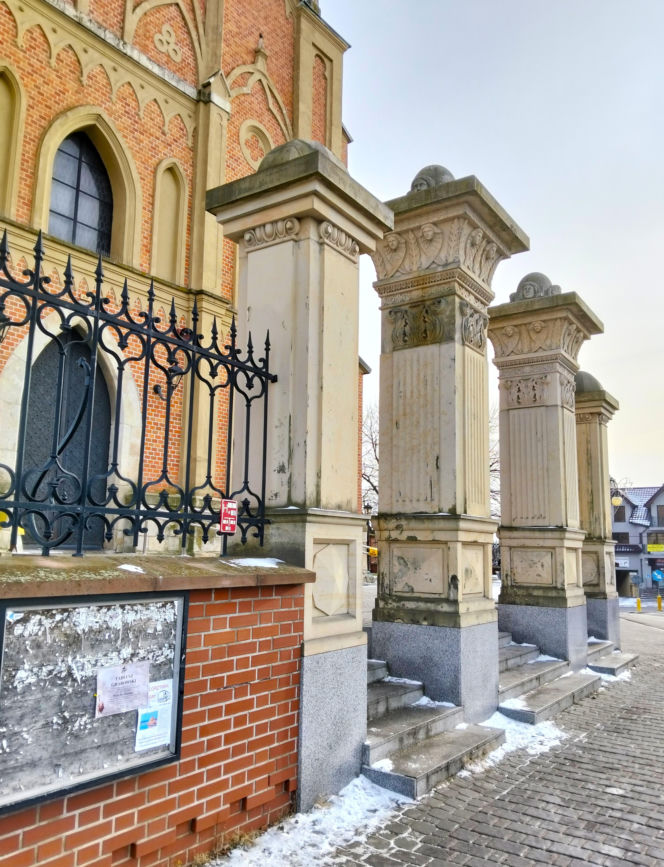 To najpiękniejsze średniowieczne miasto w Małopolsce. Leży obok Krakowa i olśniewa zabytkowym rynkiem