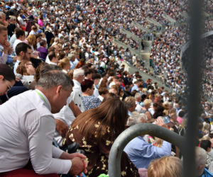 Tysiące ludzi szuka swojego szczęścia na stadionie. Kongres Świadków Jehowy przyciągnął tłumy