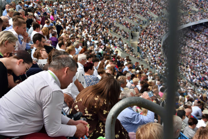 Tysiące ludzi szuka swojego szczęścia na stadionie. Kongres Świadków Jehowy przyciągnął tłumy