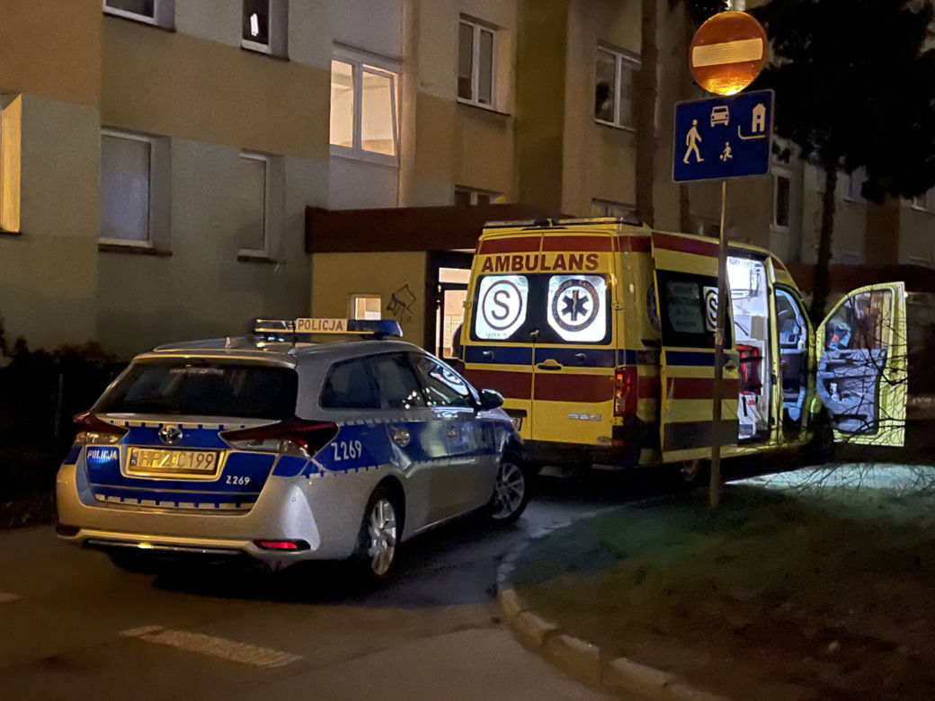 Sąsiedzi znaleźli zwłoki. Tragedia w bloku na Bemowie