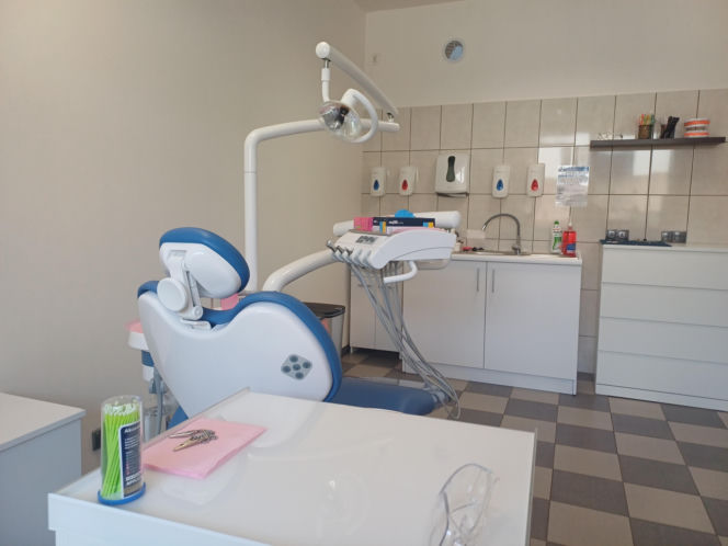 Darmowy dentysta dla dzieci i młodzieży w Ostrzeszowie. Nowy gabinet działa przy ZS nr 1