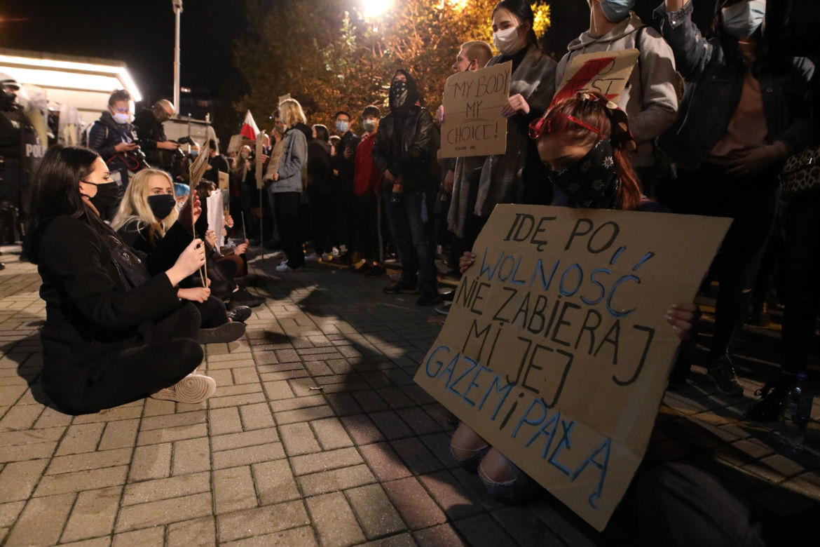 Strajk kobiet w Katowicach: Wyszedł do policji z kwiatami. Reakcja wzrusza!