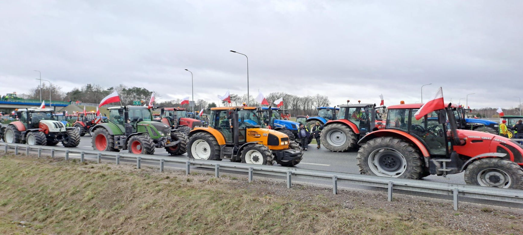 Rolnicy z woj. lubelskiego blokują drogi w regionie. Na protestującymi czuwa policja 
